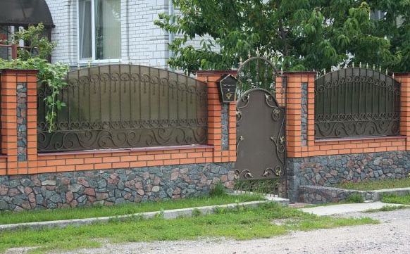 кирпичный забор с ковкой на даче