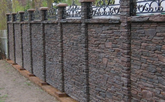 забор из камня на даче