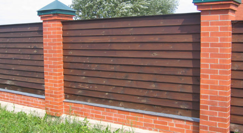 забор кирпичный с вертикальным деревянным штакетником