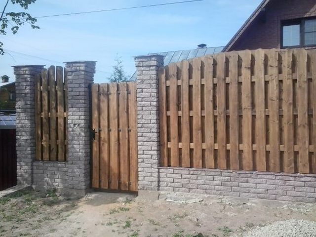 забор из деревянного штакетника Дуга на даче