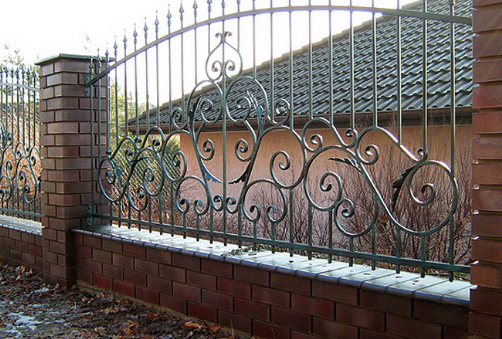 Кованный забор с кирпичными столбами